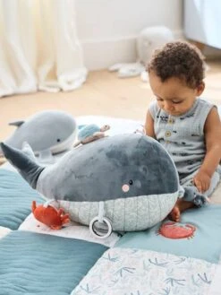 Grande Peluche D'activités SOUS L'OCÉAN Gris - Vertbaudet 8 Grande Peluche D'activités SOUS L'OCÉAN Gris - Vertbaudet -Périphériques Pour Enfants grande peluche dactivites sous locean 2